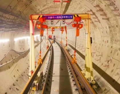 環(huán)鏈電動葫蘆和龍門吊解決深圳地鐵軌道鋪設(shè)難題