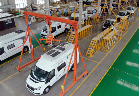房車改裝車間利用環(huán)鏈型電動(dòng)葫蘆吊裝房車